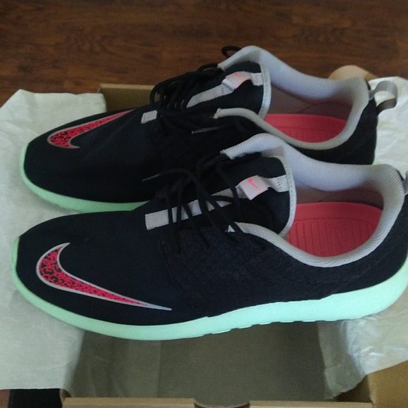 Nike Rosherun FB size 12 Black/Pink Flash/Mint/Chrome - Picture 4 of 7